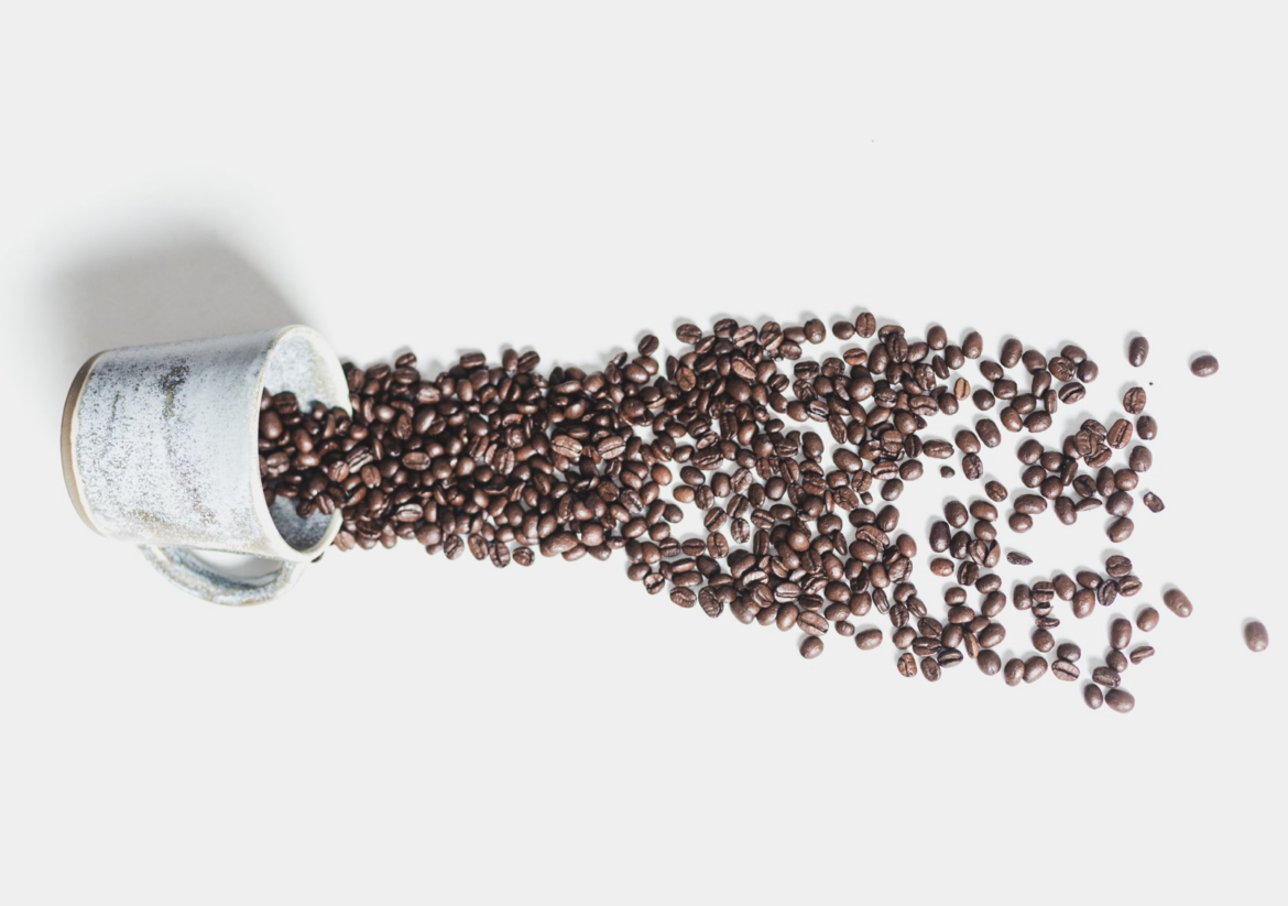 Photographie d'une tasse de café rempli de grains de café torréfié