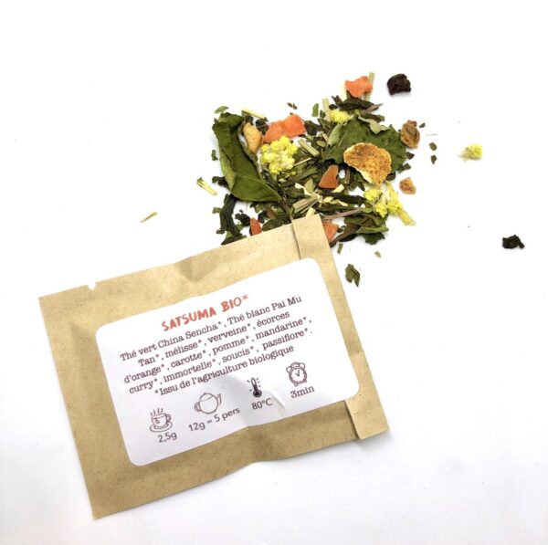 Photo de thé satsuma en vrac feuille de thé et écorces d'orange avec pochette échantillon de thé ingrédients